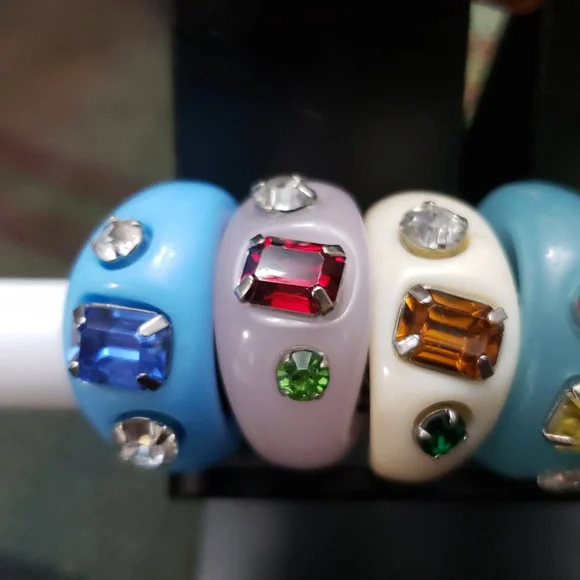 8 Plastic Costume Rings - Picture 3 of 10